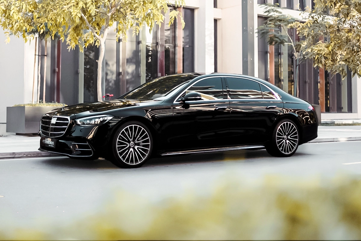 Mercedes Benz- S Class/ BMW i7